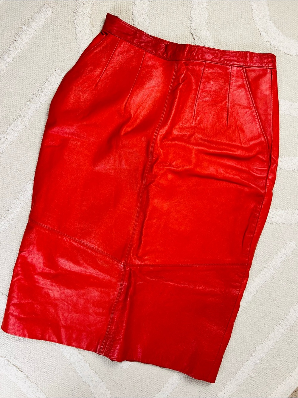 Vintage High-Waisted Vintage Cherry Red Leather Pencil Midi Skirt – size M